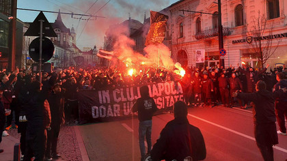 VIDEO ǀ Fanii Universităţii au făcut spectacol în centrul Clujului, înainte de a pleca spre Gruia