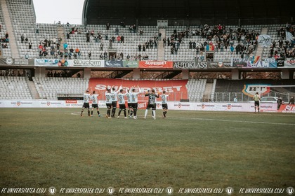 Veşti bune pentru echipa lui Neluţu Sabău. A fost stabilită firma care va schimba gazonul de pe Cluj Arena. Valoarea contractului este de 2,6 milioane de lei. Când încep lucrările