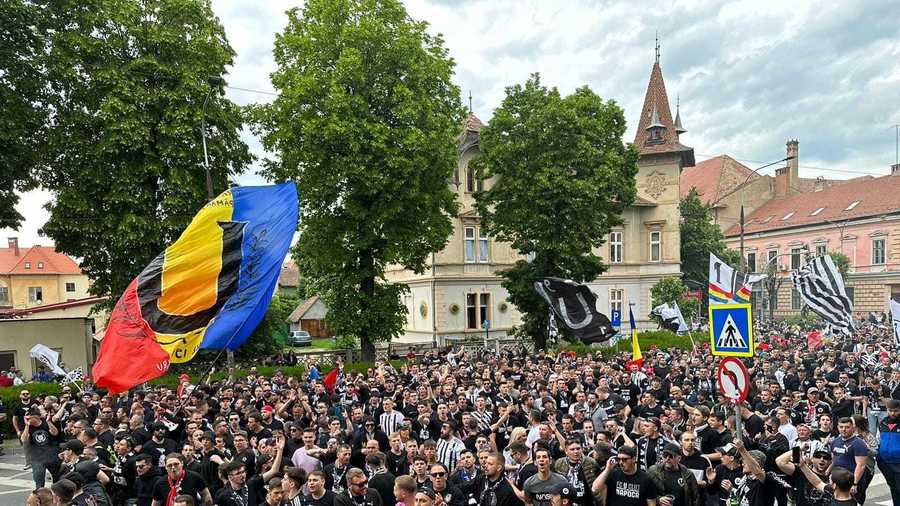 Sibiul s-a transformat într-o mare de ”şepci roşii”. Fanii Universităţii au făcut spectaol înainte de finala Cupei