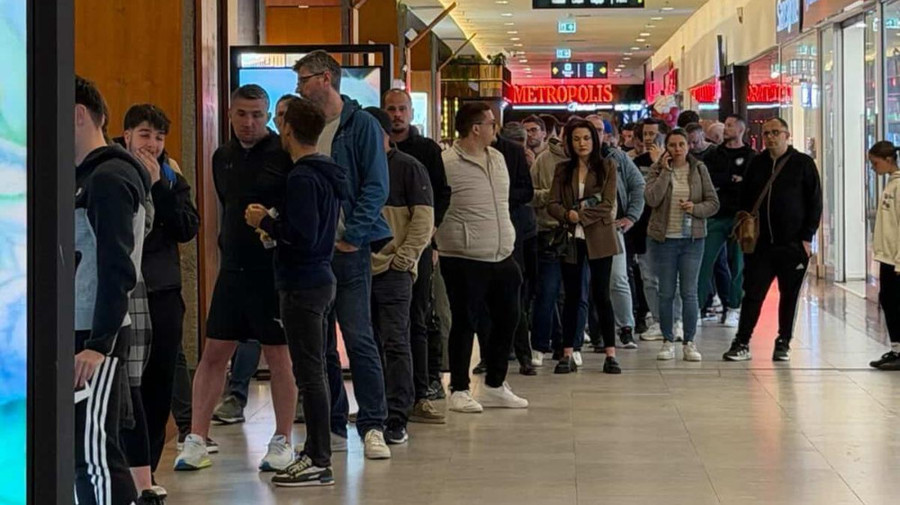 Fanii lui "U" Cluj au format cozi uriaşe în oraş pentru a prinde un bilet la finala Cupei României de la Sibiu!