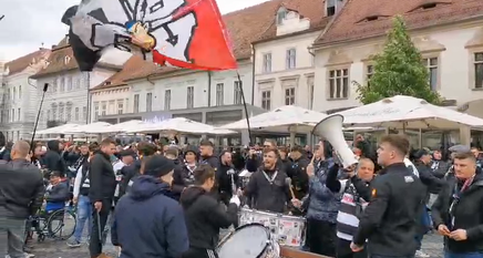 VIDEO | Suporterii lui "U" Cluj nu s-au lăsat mai prejos! Fac spectacol în Piaţa Mare din Sibiu