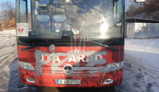 Autocarul echipei UTA Arad, vandalizat la Cluj. Poliţia a fost sesizată şi a demarat verificări
