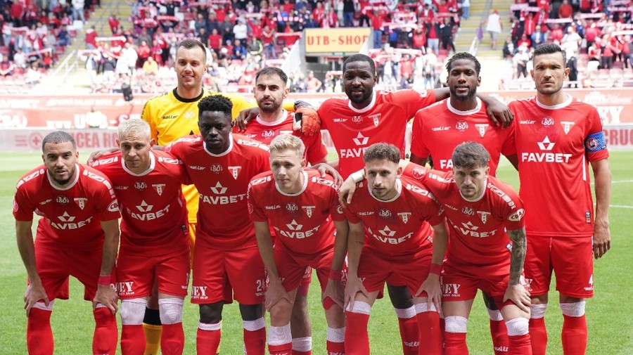 Numai în Superliga se poate întâmpla aşa ceva! Un jucător aflat sub contract cu UTA a ajuns în curtea marii rivale! Clubul arădean a trecut la ameninţări: „Nu o să ezităm să apelăm la comisii”