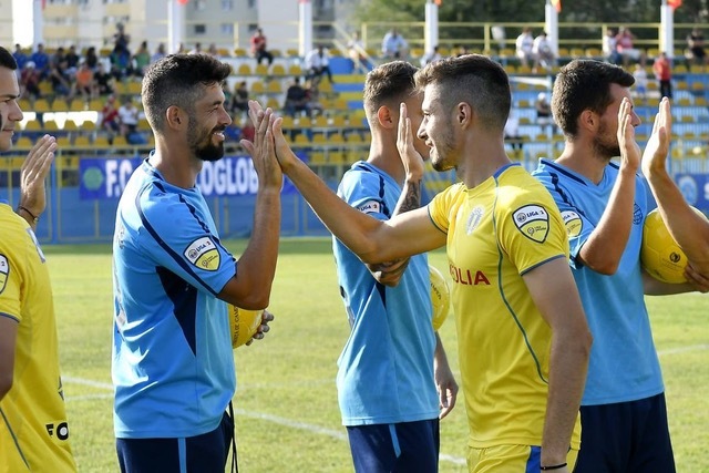 Noul antrenor al celor de la Rapid ratează două transferuri, pe care le-a cerut imediat ce a fost instalat. ”Cum să laşi liberi de contract nişte jucători de valoare”