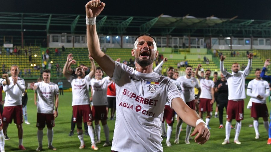 VIDEO | Dragoş Grigore, aniversat în cantonamentul Rapidului. 'Alb-vişiniii' pregătesc meciul cu UTA, de vineri, transmis în direct pe Look Sport+