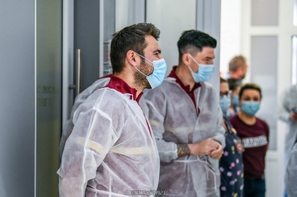 FOTO ǀ Adrian Mutu, Cristi Săpunaru şi Dragoş Grigore au vizitat secţiile de pediatrie şi radiologie de la Spitalul Judeţean Arad 