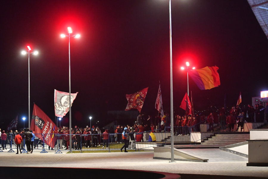 EXCLUSIV VIDEO | Sepsi, taxată după ce suporterii Rapidului au fost lăsaţi în afara stadionului. ”E o mentalitate de echipă mică”