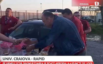 VIDEO | Imagini de senzaţie din deplasarea Rapidului la Craiova. Dan Şucu a mâncat parizer cu pâine pe capotă