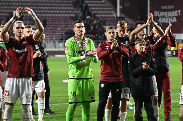 VIDEO | Lovitură de proporţii încasată de Rapid! Un titular s-a accidentat după doar 30 de minute şi nu a mai putut continua meciul cu Farul