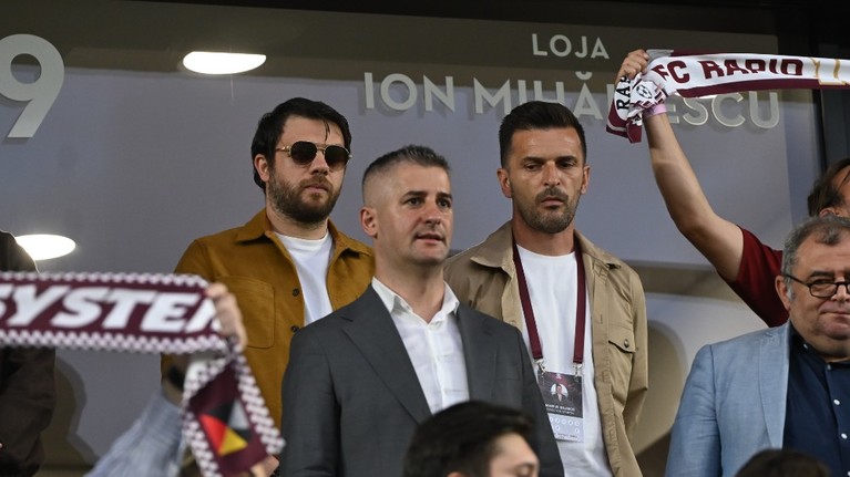 S-a aflat cine i-a învineţit ochiul lui Victor Angelescu! Preşedintele Rapidului, cu ochelari de soare la ultimul meci al sezonului