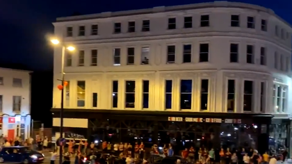 VIDEO | Aşa se celebrează un titlu câştigat după 30 de ani! Spectacolul făcut de fanii lui Liverpool, după triumful istoric 