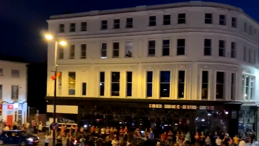 VIDEO | Aşa se celebrează un titlu câştigat după 30 de ani! Spectacolul făcut de fanii lui Liverpool, după triumful istoric 