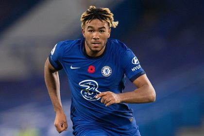 Maşina unui fotbalist de la Chelsea a fost spartă, în timp ce oferea cadouri copiilor nevoiaşi