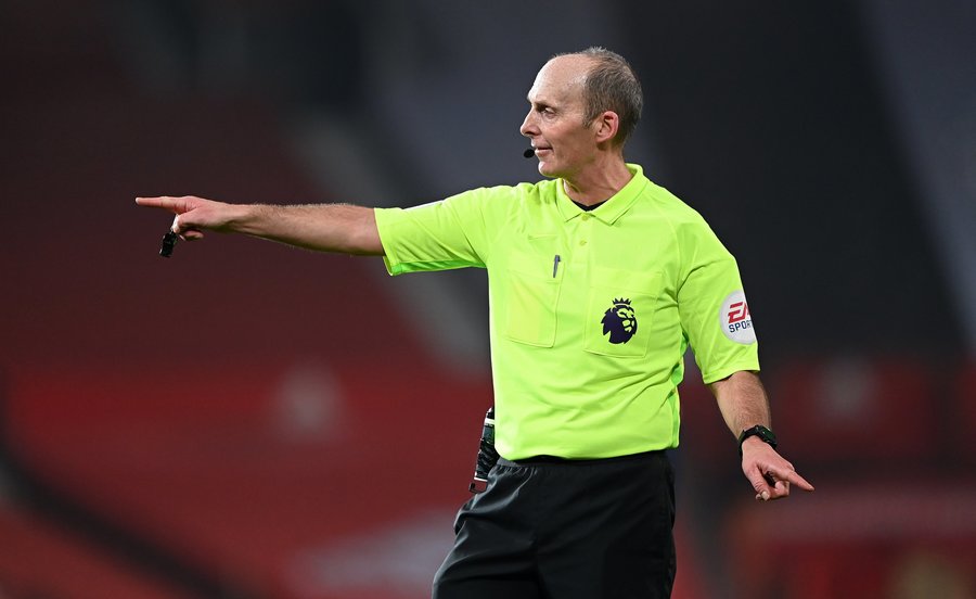 Arbitrul Mike Dean, inamicul public numărul 1 în Premier League! A primit ameninţări cu moartea după două eliminări eronate