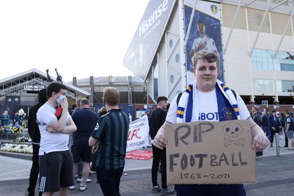 FOTO VIDEO | Protest de amploare al fanilor înaintea meciului Leeds - Liverpool, din Premier League. "Fotbalul a murit"