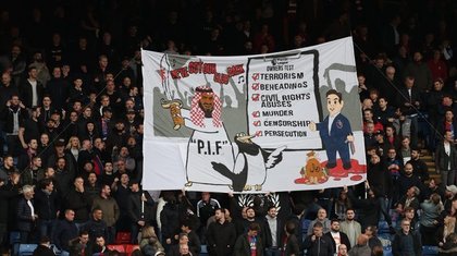 Poliţia britanică a deschis o anchetă, după ce fanii echipei Crystal Palace au afişat un banner împotriva noilor proprietari saudiţi ai clubului Newcastle