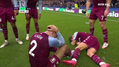 Everton - Aston Villa 0-1.  Doi dintre jucătorii echipei oaspete au fost loviţi de o sticlă de plastic aruncată din tribună
