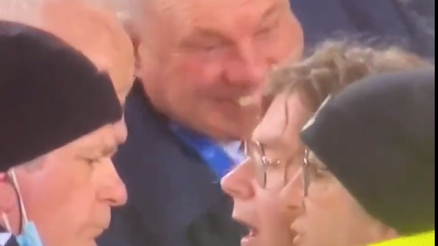 VIDEO ǀ Un activist de mediu s-a legat de poartă la meciul Everton - Newcastle
