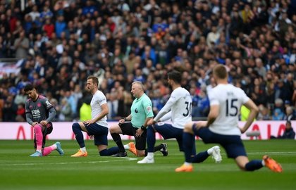 Echipele din Premier League renunţă la “genunchiul la pământ”. Acest gest va fi făcut doar în "momente semnificative"
