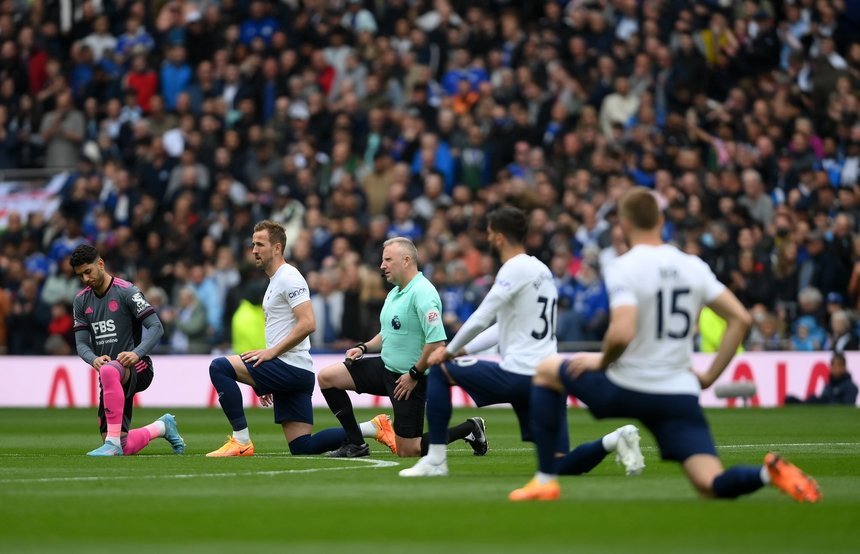 Echipele din Premier League renunţă la “genunchiul la pământ”. Acest gest va fi făcut doar în "momente semnificative"
