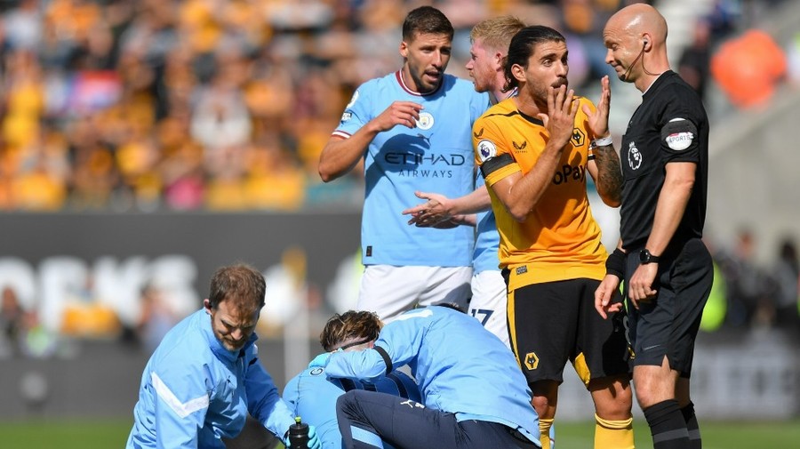 Fază desprinsă din artele marţiale! Intervenţie extrem de dură în partida Wolves - Manchester City, arbitrul a scos roşul imediat  