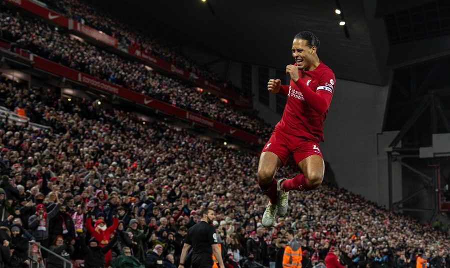 VIDEO | Liverpool - Wolves 2-0! Van Dijk şi Salah îi ţin pe ”cormorani” în viaţă