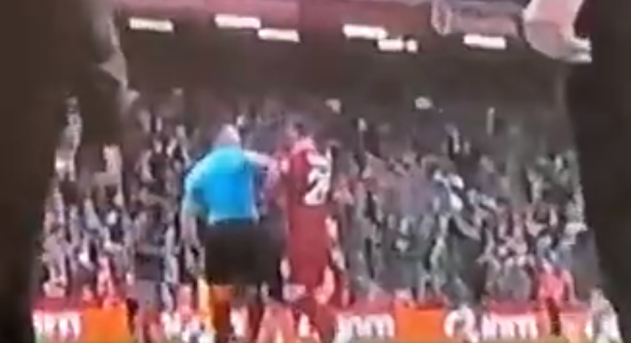 VIDEO | Un tuşier l-a lovit pe Andrew Robertson în meciul Liverpool – Arsenal! I-a aplicat un cot în figură 
