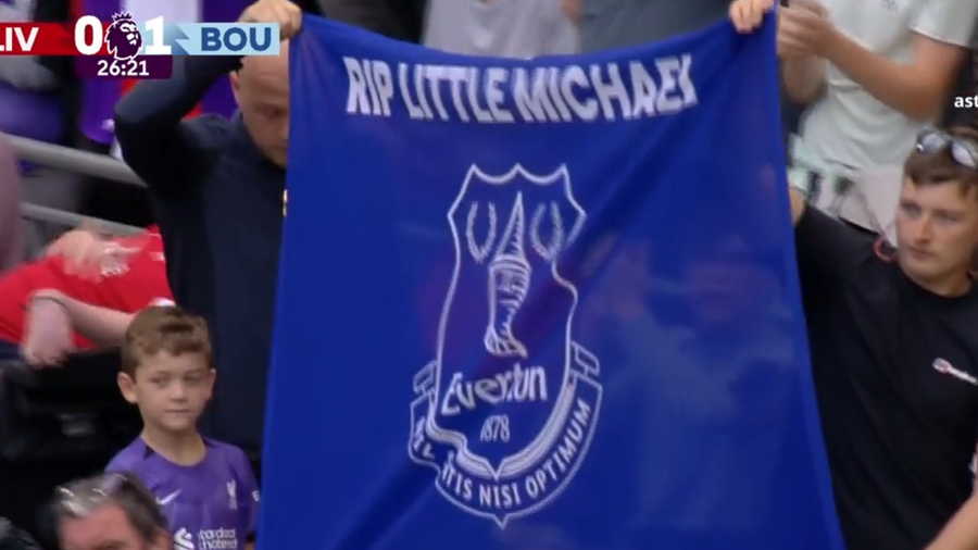 VIDEO ǀ Ce înseamnă să iubeşti cu adevărat fotbalul! Fanii lui Liverpool au omagiat un suporter de la Everton, decedat în timp ce lucra la noul stadion