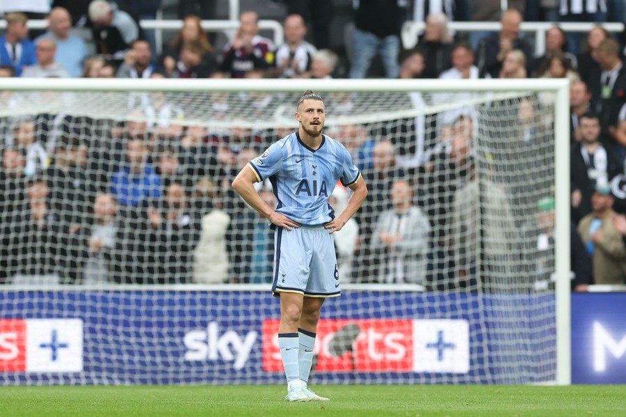 Tottenham a pierdut cu Radu Drăguşin titular, iar antrenorul s-a convins de fundaşul român:  ”Trebuie să fie foarte concentrat. E tânăr!”

