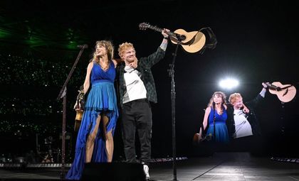 Ed Sheeran a ajutat Ipswich Town să recruteze un jucător înainte să urce pe scenă pentru a cânta alături de Taylor Swift