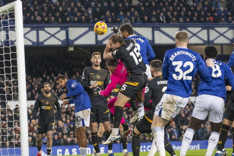 Dan Şucu a dat startul ”sezonului” pentru cumpărarea cluburilor de fotbal! Gigantul din Premier League, achiziţionat de grupul american Friedkin
