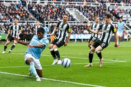 Newcastle – Nottingham Forest 4-3. Victorie spectaculoasă obţinută de ”coţofene”