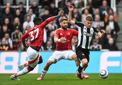 Newcastle a aplicat un eşec usturător celor de la Manchester United