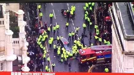 Un bărbat a fost reţinut după ce a intrat cu maşina în mulţime la parada echipei Liverpool 
