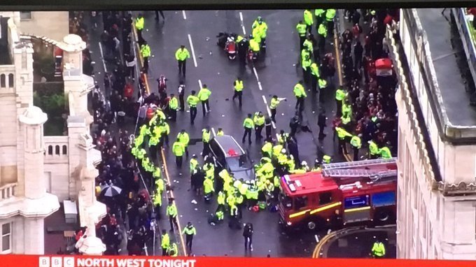 Un bărbat a fost reţinut după ce a intrat cu maşina în mulţime la parada echipei Liverpool 