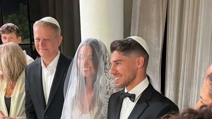 Manor Solomon s-a căsătorit în Israel. El nu poate pleca în luna de miere din cauza conflictului dintre Israel şi Iran