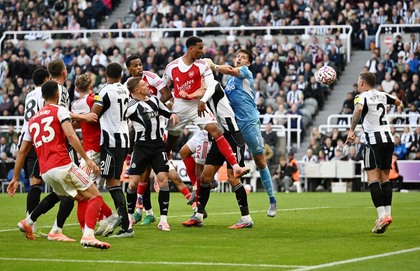 Arsenal o bate pe Newcastle şi se apropie de primul loc