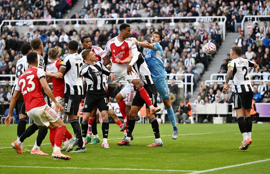 Arsenal o bate pe Newcastle şi se apropie de primul loc