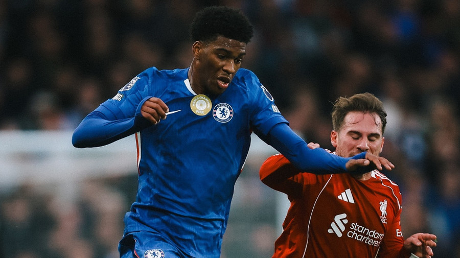 Chelsea învinge campioana Liverpool şi se apropie de podium