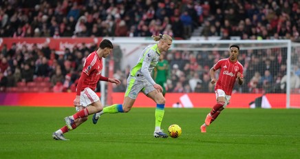 Manchester City s-a impus la limită pe terenul lui Nottingham Forest, scor 2-1