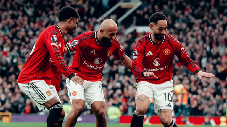Manchester United o bate pe Fulham în prelungiri şi se apropie de podium