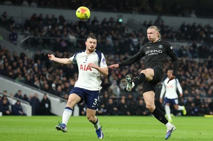 Radu Drăguşin, titular pentru Tottenham în duelul cu Manchester City