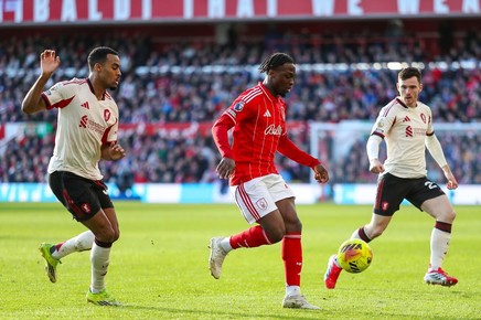 Liverpool a obţinut o victorie in extremis pe terenul lui Nottingham Forest