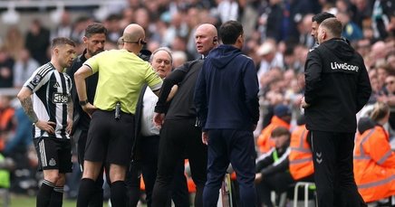 Meciul Newcastle - Sunderland, întrerupt după ce s-au semnalat insulte rasiste la adresa unui jucător