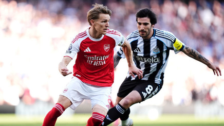 Arsenal se impune la limită cu Newcastle şi speră la un pas greşit din partea celor de la City