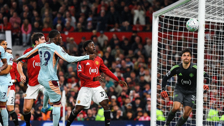 Manchester United o bate pe Brentford şi îşi securizează locul pe podium