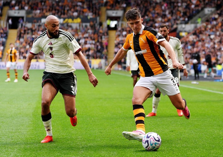 Manchester United începe sezonul cu eşec pe terenul celor de la Hull