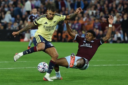 Campioana Arsenal iese învingătoare de pe terenul lui Aston Villa
