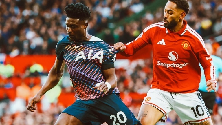 Un gol marcat de Solanke pe final a salvat un egal pentru Spurs în confruntarea cu Manchester United