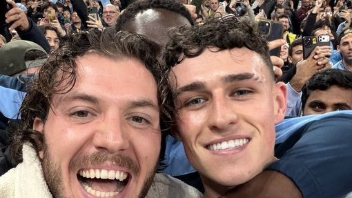 Phil Foden a făcut un selfie cu un fan din tribune după ce a marcat primul gol al meciului cu Borussia Dortmund
